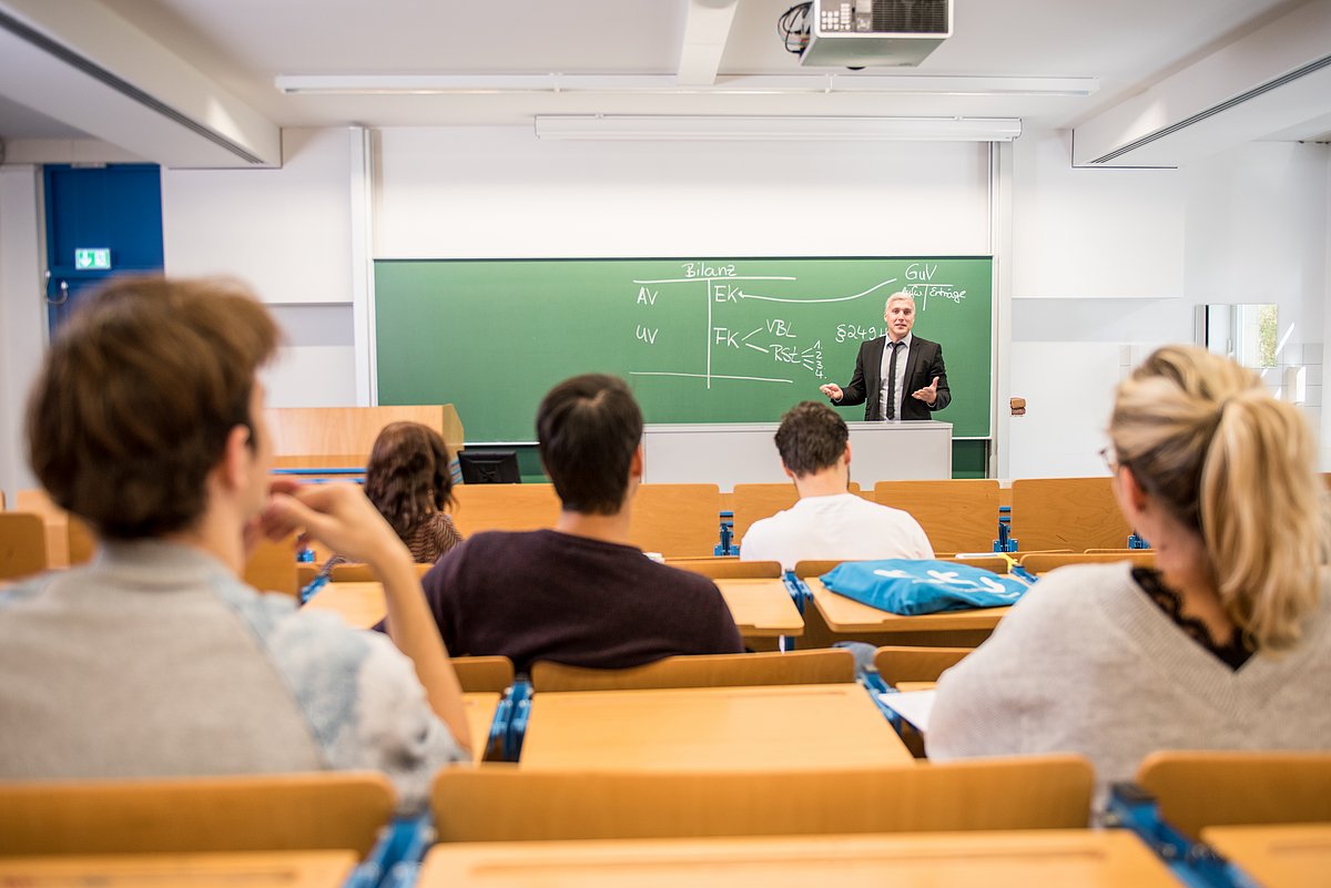 Studierende hören einem Vortrag im Hörsaal zu