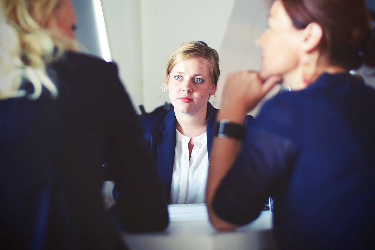 Drei Frauen in einem Gespräch