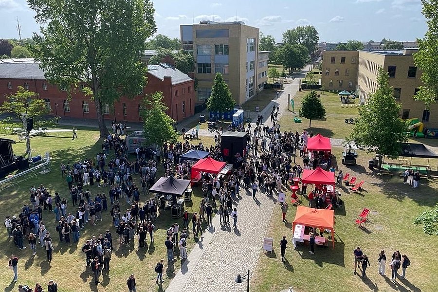 Überblick über den Campus mit vielen Besuchern