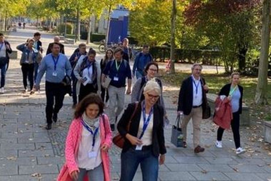 Besuchergruppe auf dem Campus der Uni in Cottbus