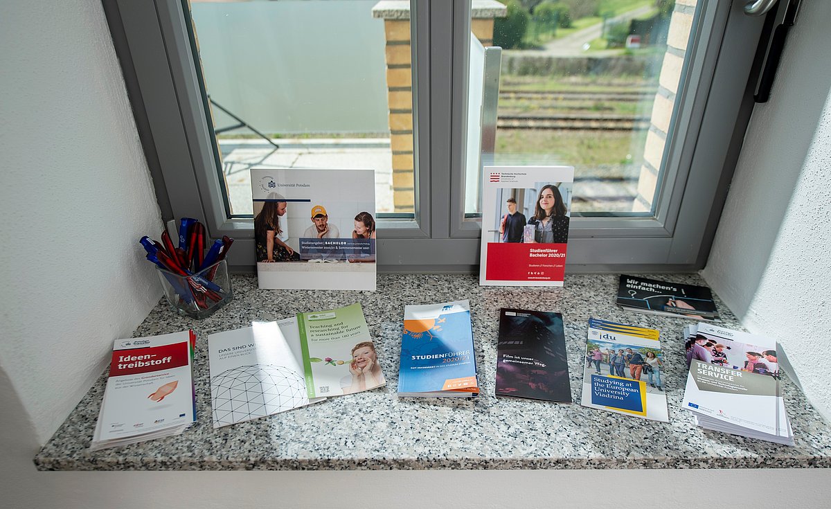 Informationsmaterialien zu Studienmöglichkeiten im Land Brandenburg auf dem Fensterbrett ausgelegt