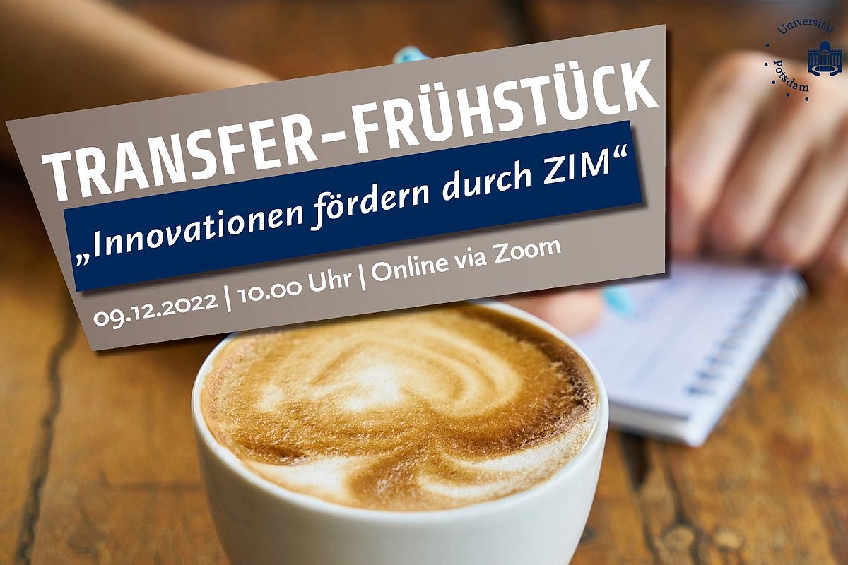 Gefüllte Kaffeetasse auf einem Holztisch und Hände, die mit einem Kugelschreiber etwas in einem Notizblock notieren.