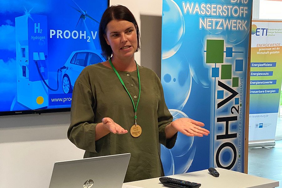 Frau hält Votrag am Pult