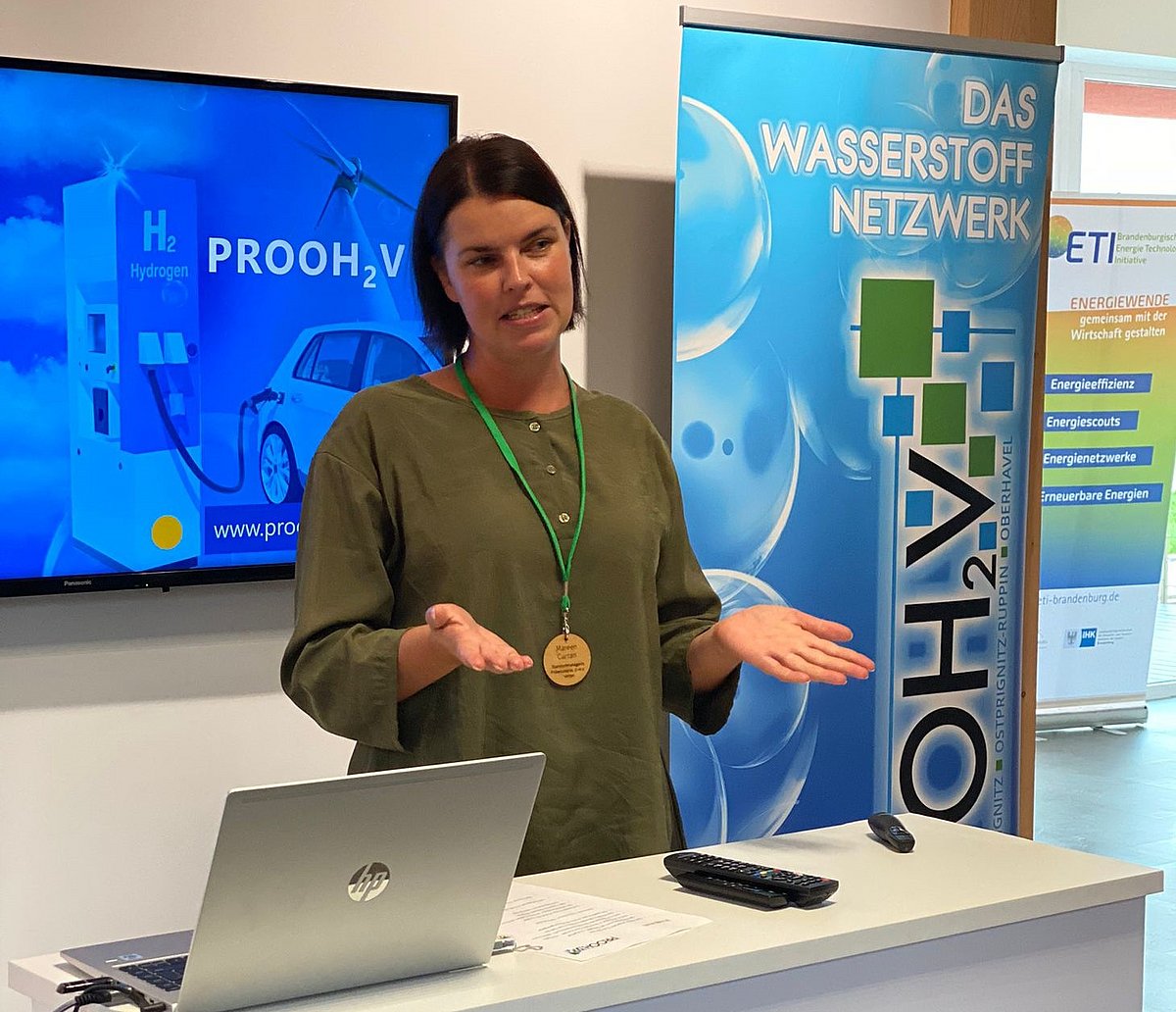 Frau hält Votrag am Pult
