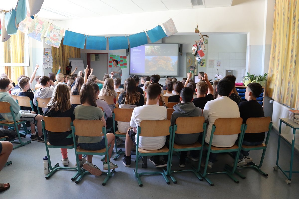 Filmuni Hennigsdorf Mai 2023 Dozentin referiert vor Schülergruppe