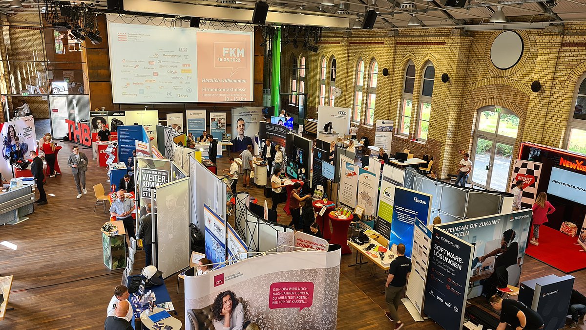 Firmenkontaktmesse THB Blick ins Audimax der Technischen Hochschule Brandenburg zur Firmenkontaktmesse