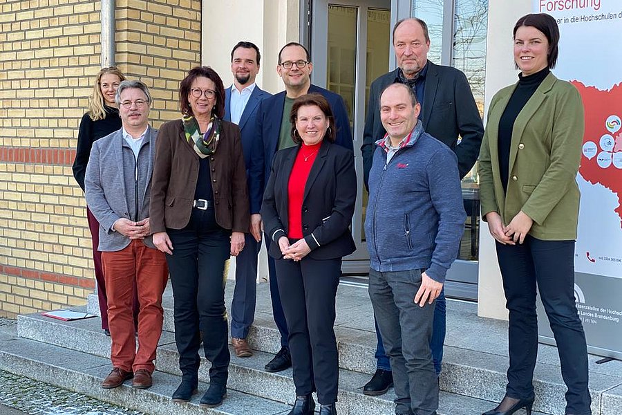 Besuchergruppe vor dem Gebäude der Präsenzstelle