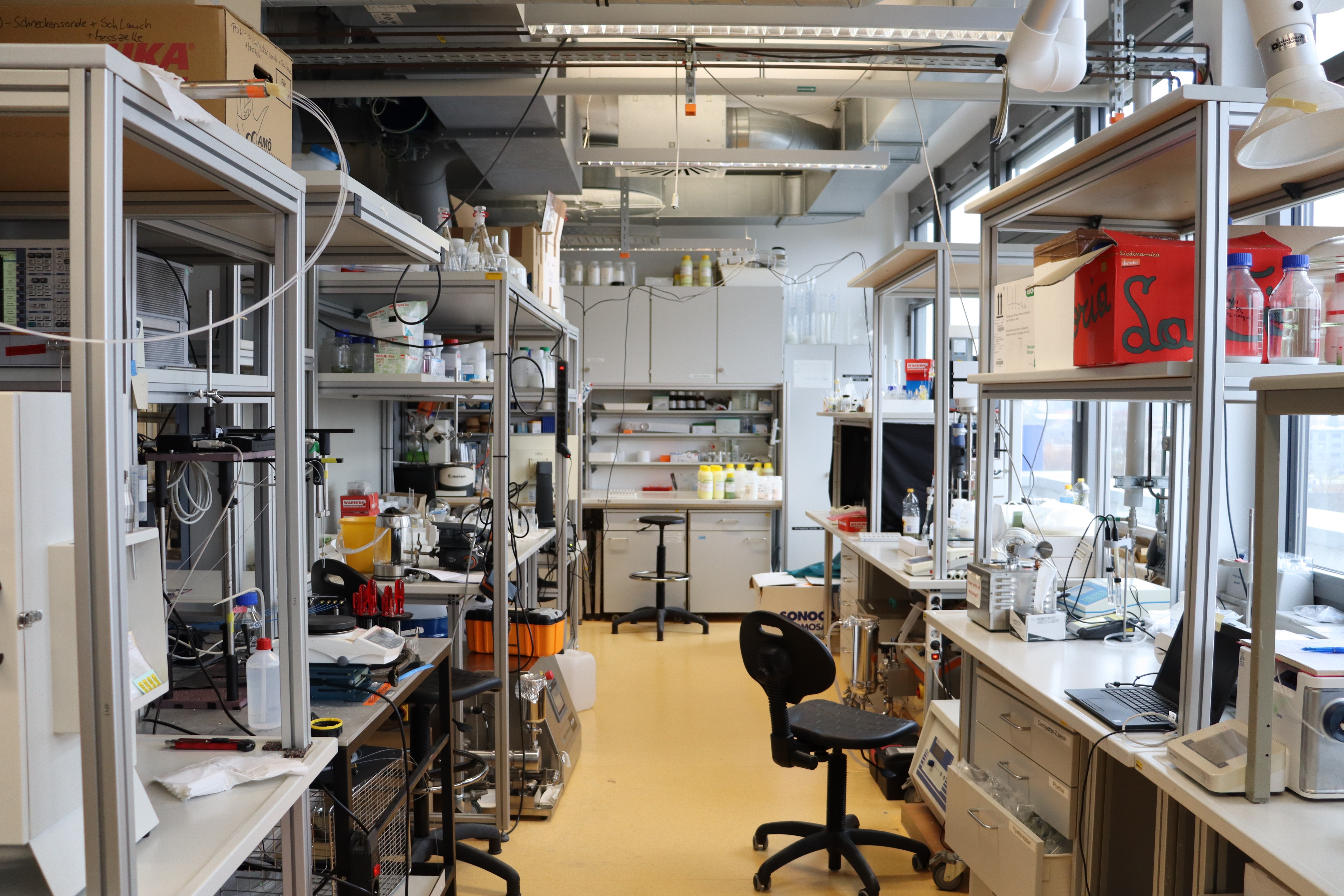 Blick in ein Forschungslabor mit vielen unterschiedlichen Geräten und Arbeitsplätzen.