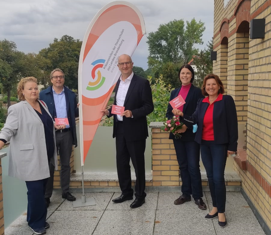 Besucher auf der Terrasse der Präsenzstelle