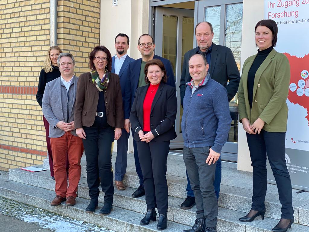 Besuchergruppe vor dem Gebäude der Präsenzstelle