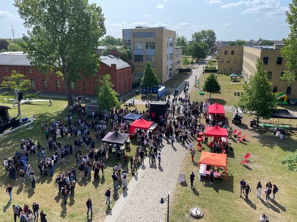 Überblick über den Campus mit vielen Besuchern